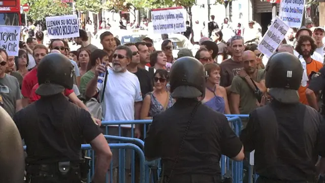 Varios agentes acordonan los acesos a la Puerta del Sol este jueves.