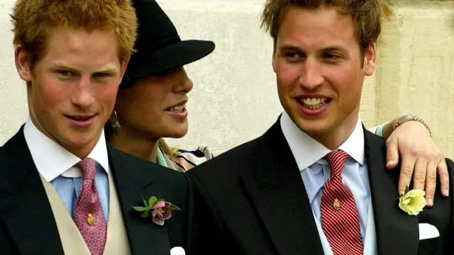 El príncipe Enrique junto a su hermano en la boda