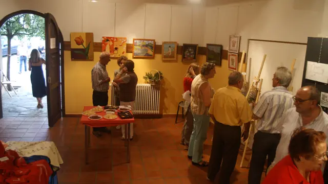 Varias personas visitan la nueva exposición en Tolva, que se repite año tras año y que permanecerá hasta el 15 de agosto.