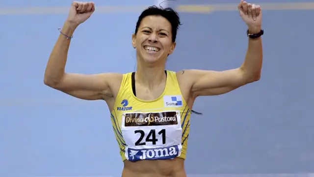 La atleta zaragozana Isabel Macías celebra su victoria en la prueba de 1.500 femeninos de los Campeonatos de España de Pista Cubierta