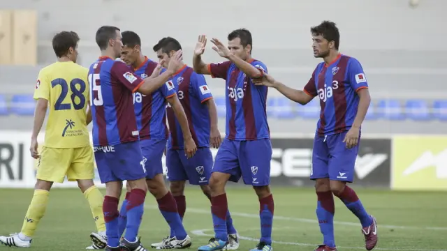 Los jugadores del Huesca celebran un gol