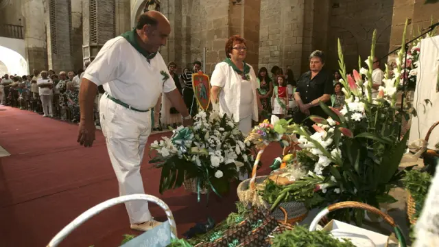 Las mairalesas repartieron pan de San Lorenzo, tras la misa a cientos de oscenses.