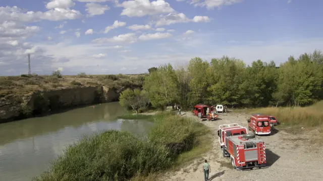 Los bomberos rastrean el lugar donde se ahogó el jóven