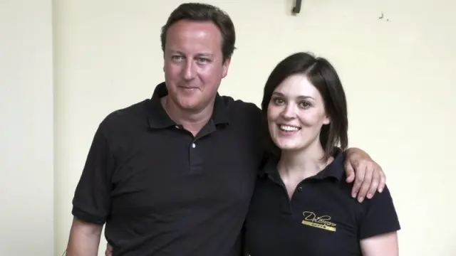 David Cameron y la camarera Francesca Ariani