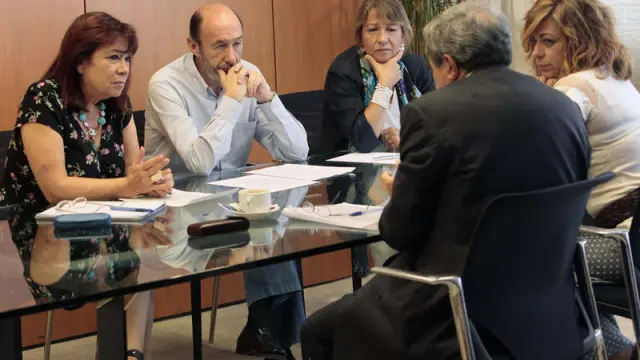 Alfredo Pérez Rubalcaba, Elena Valenciano y el equipo económico del candidato socialista