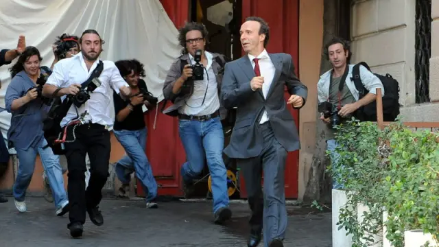 Roberto Begnini durante el rodaje, perseguido por numerosos paparazzi