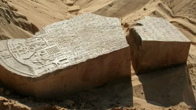 Estela de arenisca roja encontrada cerca de El Cairo