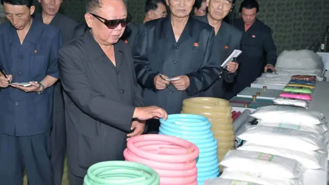 El líder norcoreano Kim Jong-il en una imagen difundida este miércoles