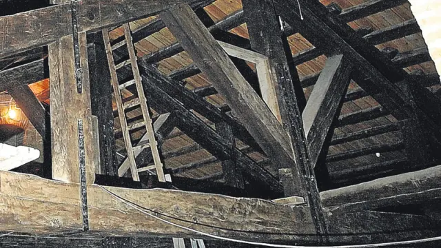 Detalle de una de las grandes armaduras de madera de abeto en el espacio entre la cúpula central y la de la Virgen. Arriba, vista de la bóveda que cubre ambas cúpulas
