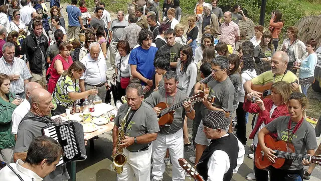 La ronda de la bandeja es uno de los actos más característicos y tradicionales de las fiestas de Labuerda