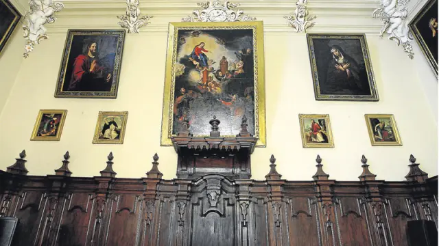 Un cuadro que representa la Venida de la Virgen preside la sala. Junto a ella, una Dolorosa y el Señor bendiciendo