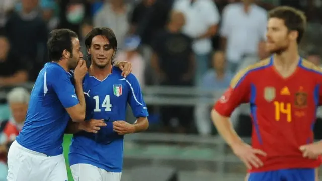 Dos jugadores italianos conversan en un momento del partido