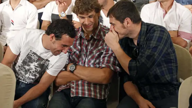 Iker Casillas habla con Santi Cazorla y Fernando Llorente durante la rueda de prensa de la AFE