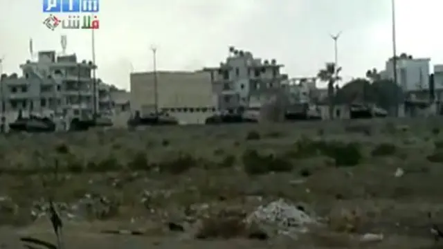Una fila de vehículos militares en las fueras de Lakatia, Siria