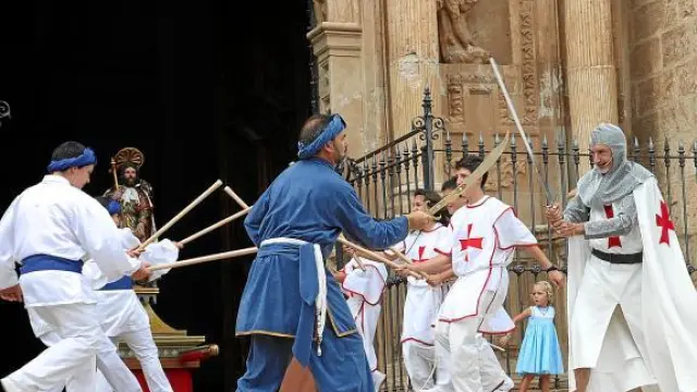 El dance representa la lucha entre moros y cristianos.