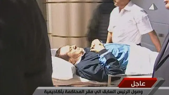 Imagen del expresidente Mubarak llegando a una sesión del juicio