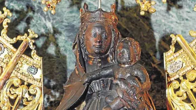 La talla de la Virgen, tal cual se expone a la veneración de los fieles en su camarín. La restauración, a principios de los años 90, eliminó los problemas de conservación que sufría