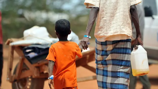 Un refugiado somalí con su hijo