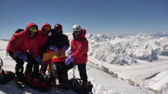 Los miembros de la expedición desplegaron la bandera de España en la cima del Khan Tengri.