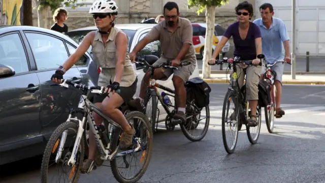 El grupo de ciclistas realizó ayer una vuelta evitando pasar por las calles que tienen más tráfico.