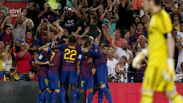 Los jugadores del FC Barcelona celebran el primer gol ante el Real Madrid