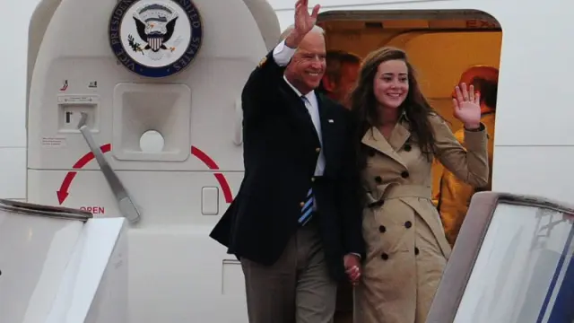 El vicepresidente de EE. UU., Joe Biden, junto a su hija, al bajar del avión que le llevó hasta Pekín