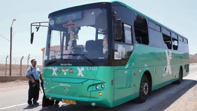 La Policía israelí custodia el autobús atacado