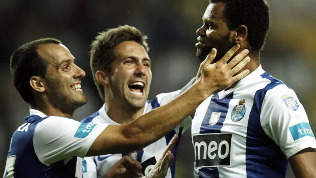 El medio portugués Ruben Micael celebra un gol con dos compañeros del Oporto