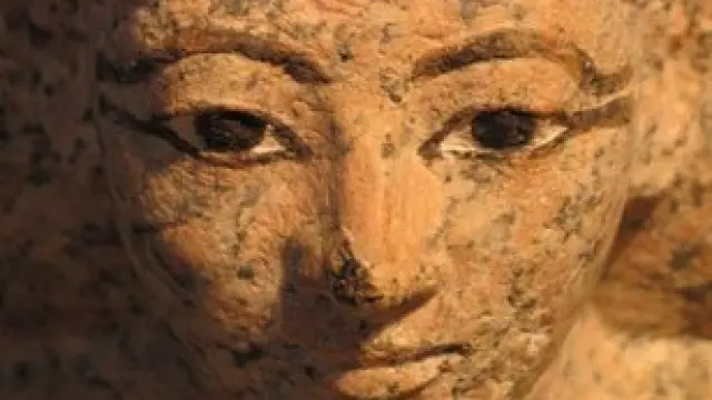 Detalle de una estatua que reproduce la imagen de la reina Hatschepsut