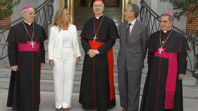 - El ministro de la Presidencia, Ramón Jáuregui, y la ministra de Asuntos Exteriores, Trinidad Jiménez, recibieron al secretario de Estado del Vaticano, cardenal Tarcisio Bertone