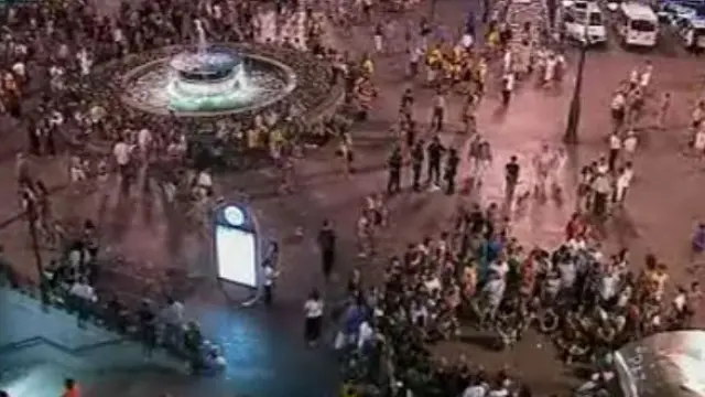Imagen de la Puerta del Sol de Madrid pasadas las 23.00 de este viernes