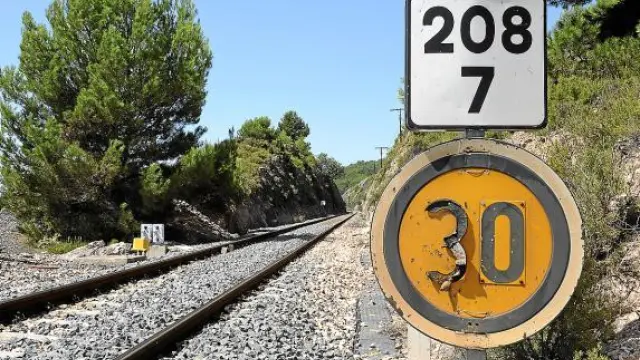 Ocho limitaciones de velocidad a 30 km/hora hipotecan el ferrocarril Teruel-Sagunto