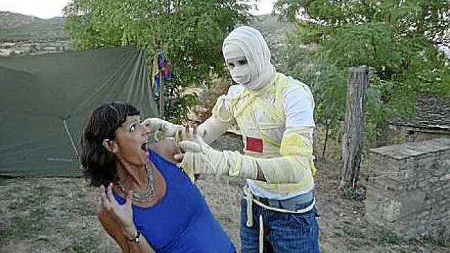 Los zombis (y los mortales) que acuden al festival de cine de terror de Obuxo acampan sobre el cementerio de Javierrelatre