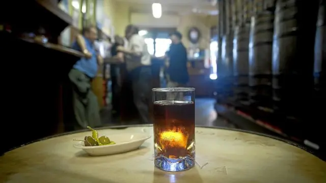 Un vermú rojo acompañado de una 'gilda' en el bar Antigua Casa Paricio del Coso zaragozano.