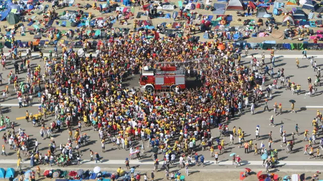 Cientos de peregrinos se concentran alrededor de un camión de Bomberos