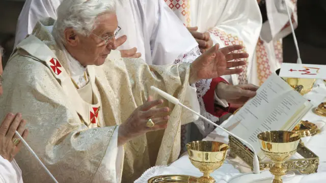 El papa durante la celebración de la misa en La Almudena