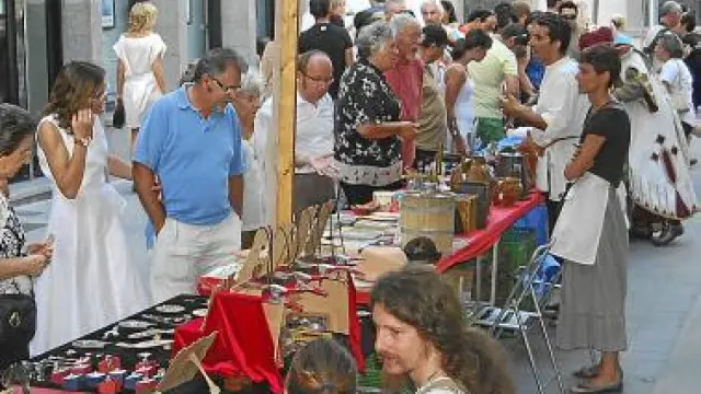 Los visitantes pudieron comprar 'stocks' del comercio de Barbastro.