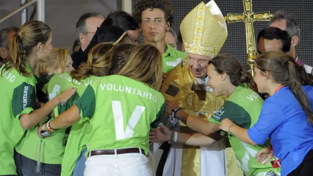 Un grupo de voluntarias de la JMJ saluda al Pontífice durante la vigilia en Cuatro Vientos