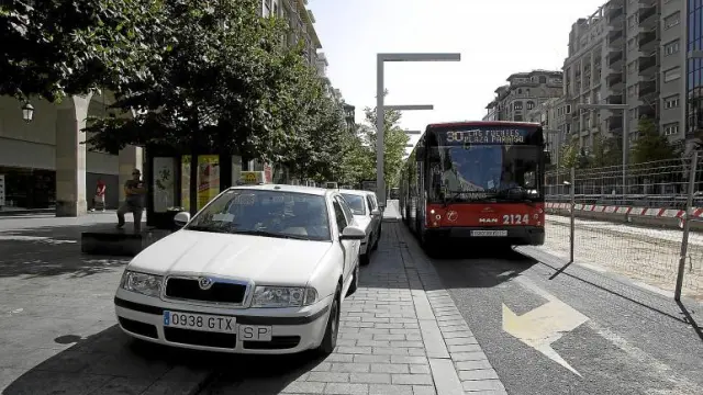Los transportistas quieren mantener sus rutas por el paseo de la Independencia, por donde además circulan autobuses urbanos.