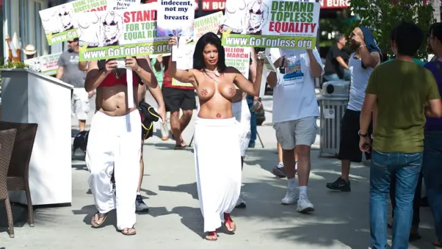 Manifestantes en favor del 'topless en EE.UU.
