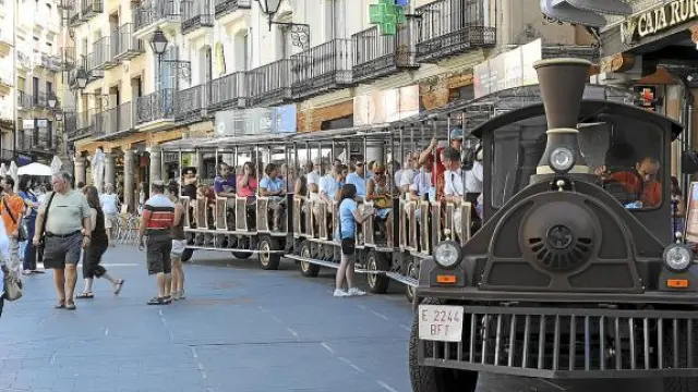 El tren turístico al completo en la plaza del Torico.