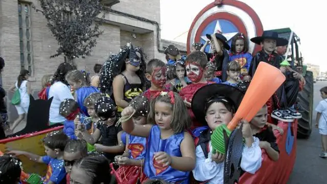 Los superhéroes del municipio también salieron a desfilar.