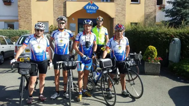 Los corredores del Club Ciclista Aragonés, instantes antes de comenzar a pedalear