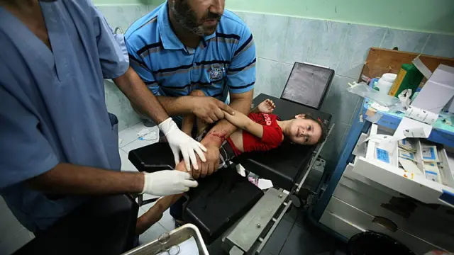 Una niña herida en los ataques israelínes es atendida en un hospital
