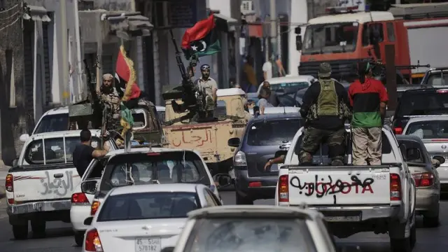 Unos soldados rebeldes libios escoltan a miembros del Consejo de Transición