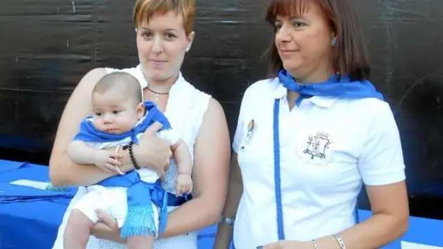 DiegoClemente, con el pañuelo, posa en brazos de su madre, Ester, junto a una amiga, ayer.