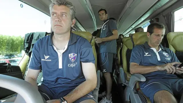 Ángel Royo, concentrado, en el asiento del autobús azulgrana, antes de partir hacia Sabadell.