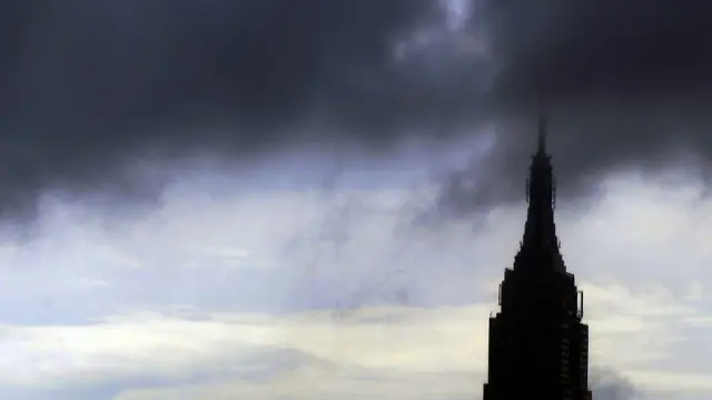 Nubes oscuras anuncian lluvias en el cielo de Manhattan antes de la llegada del huracán