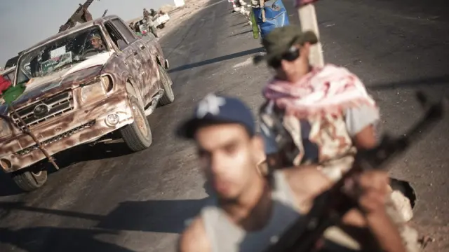 Imagen de archivo de rebeldes libios armados cerca de un enclave petrolífero