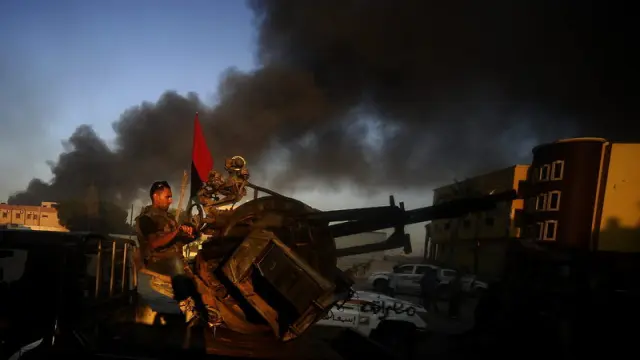 Imagen de los combates en Trípoli entre rebeldes y 'gadafistas'